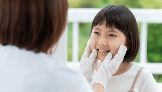 歯の状態をチェックするすえひろ歯科のスタッフ