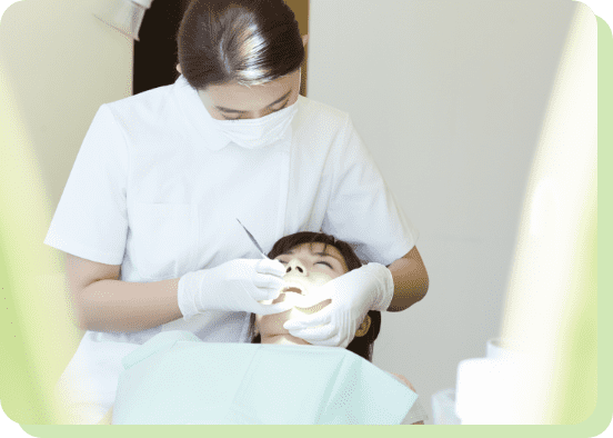 歯の状態をチェックするすえひろ歯科のスタッフ